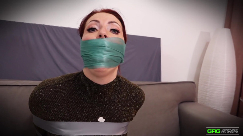 Gag Attack: Mila i tejp bondage