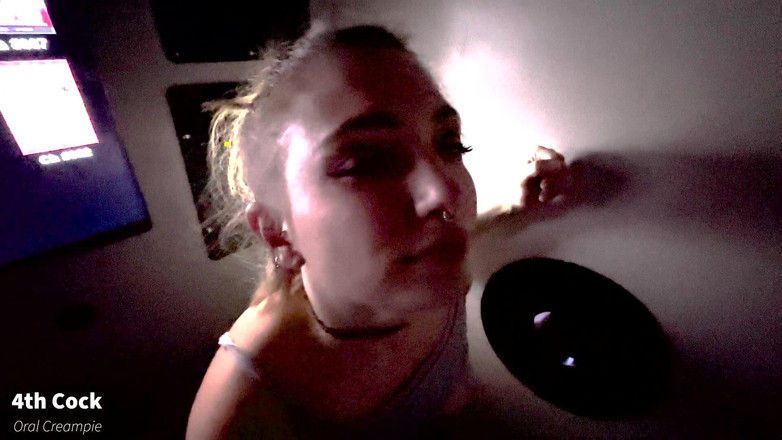 PNW Porn: J’amène ma copine salope au glory hole