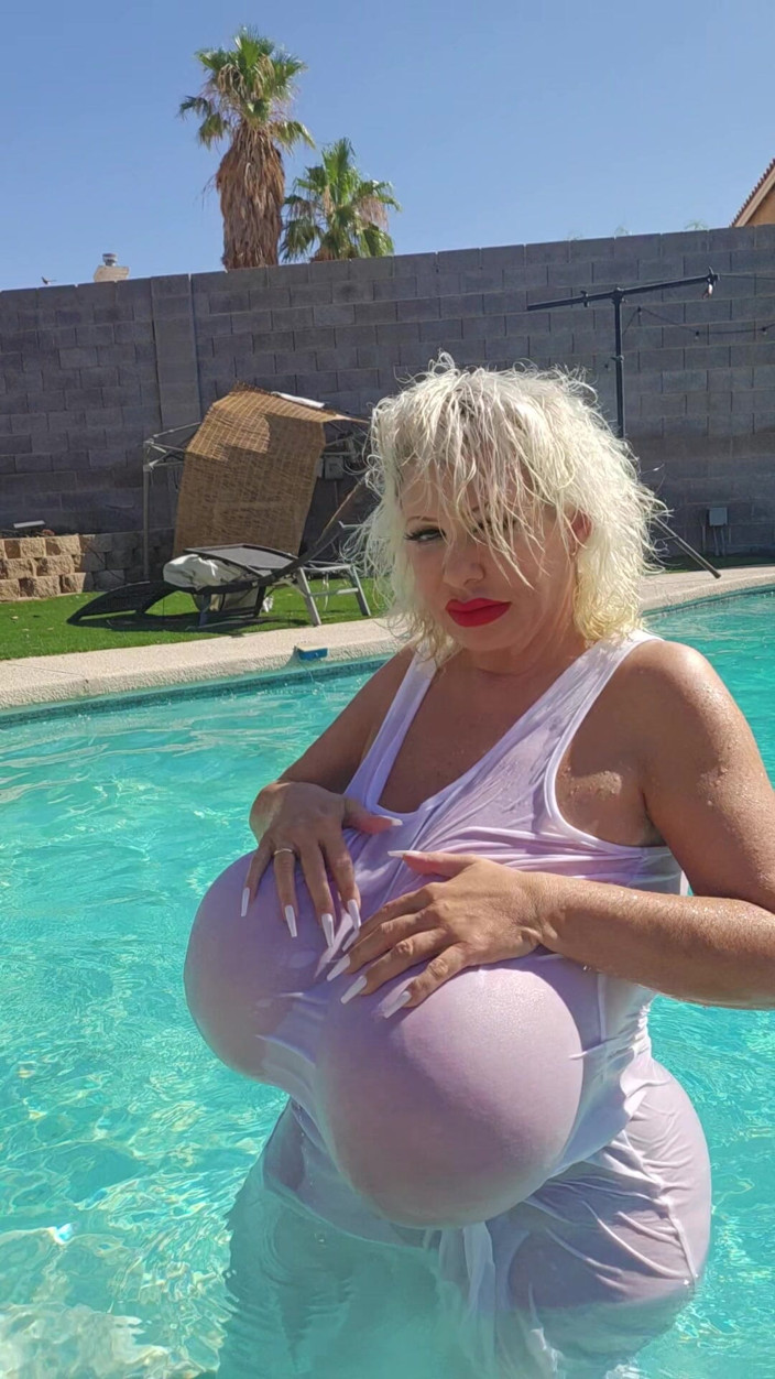 Claudia Marie: Bimbo gemuk di kolam renang