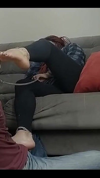 Dewi Kiffa berada di sofa