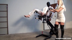 Submissed: Barra Brass gioca con 2 grossi cazzi di questi uomini legati