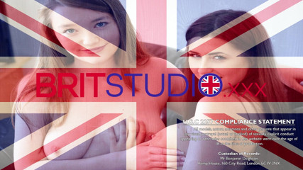 Brit Studio: Loira britânica universitária de 18 anos chupa pau e engole uma...