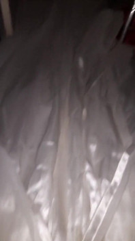 Air mani mengalir pada Satin Wedding Dress