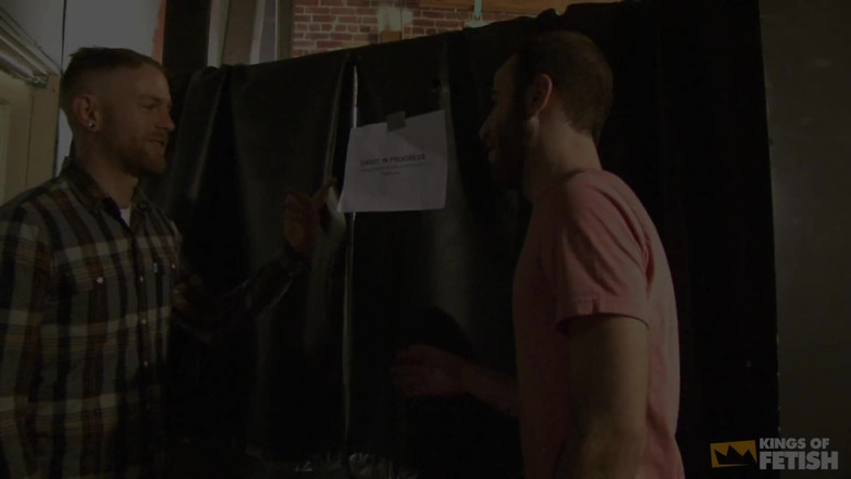 Gay Diaries: Lelaki dipam pantat berbulunya dan dipancut dalam oleh lelaki bertatu