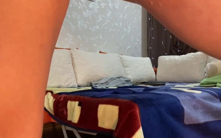 Kitty Kriss: 我完美地吮吸了他的鸡巴，然后像两边的女牛仔一样操他