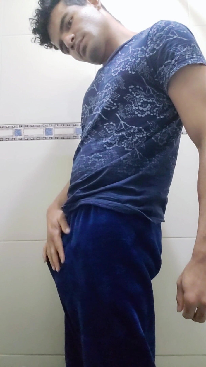 trebol_Jess: Young Latino masturbates in the bathroom releasing a lot of...
