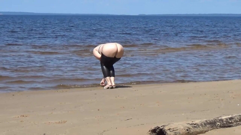 RedRoseRus: Big Ass in Shorts and Leather Leggings