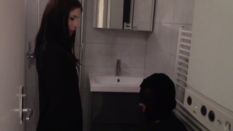 Femdom Austria: Bohyně Gloria fackuje svého otroka