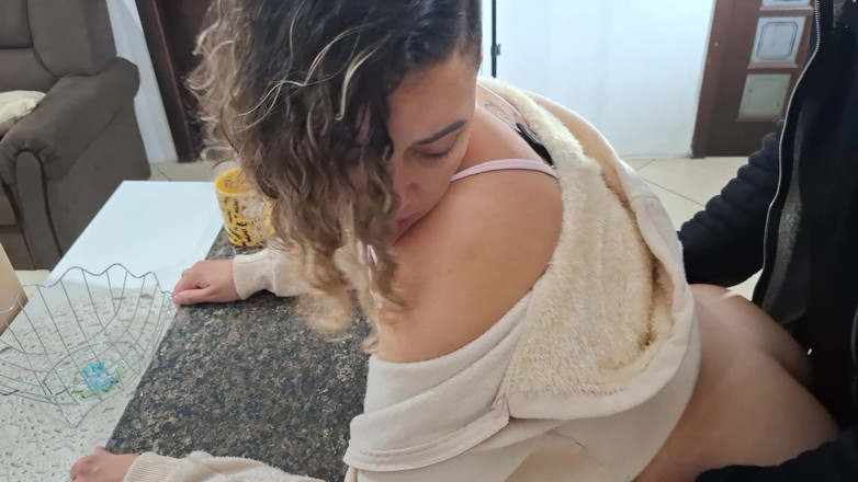 Gabi SweetCouplesStories: Pasierbica jest zaskoczona podczas śniadania.