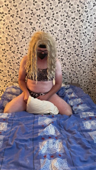 Brincando comigo mesma na cama se masturbando e gozando