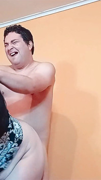 BBW แม่เลี้ยงถูกจับได้แล้วเย็ดจากด้านหลัง