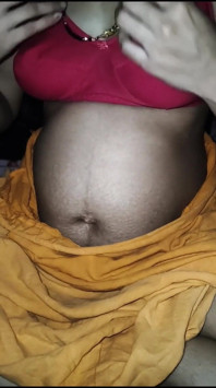 पति से बात करते हुए उसने अपने सौतेले भाई को अपनी चूत का मजा दिया