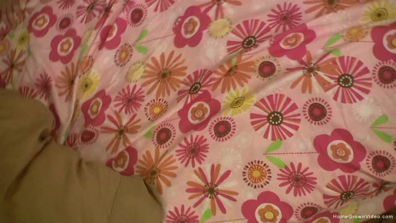 Homegrown Video: Schattige tiener Kristen wordt geneukt door een oude man