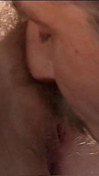 Une blonde excitée à la chatte poilue se fait baiser par deux mecs à grosses bites