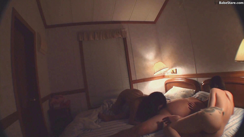 Babe Stare: शौकिया एशियाई तीन लोगों की चुदाई