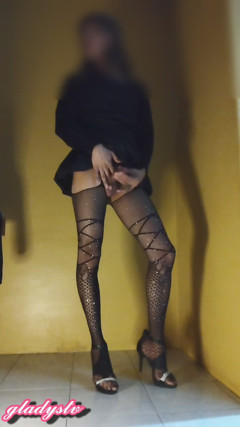 Shemale Masturbating with Pantyhose and High Heels thumbnail