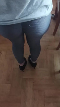 Vero allenamento moglie fatto in casa e succhia un grosso cazzo in ginocchio sperma in bocca