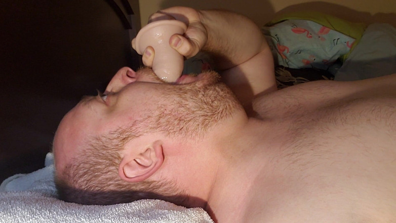 Charlieboy69: Derin gırtlağa kadar dildo