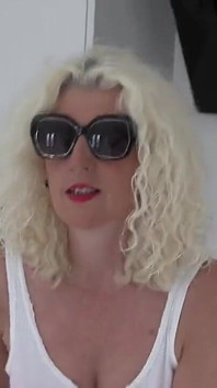 Nu sunt nimic pe care l-ai văzut înainte de a fi blondă, oră bucuroasă cum ar trebui să fie. Te voi duce la un alt nivel