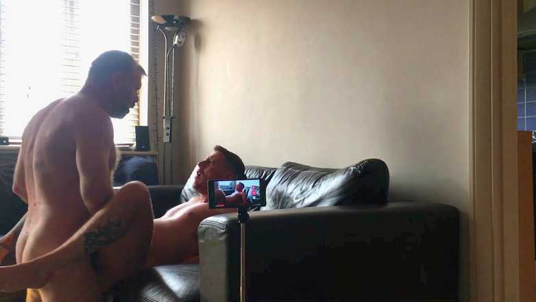 gaynaughtywelsh: 仕事帰りにエッチな義父を待って、彼が私を繁殖させる前に彼の麝香のお尻の穴を味わう パート 1