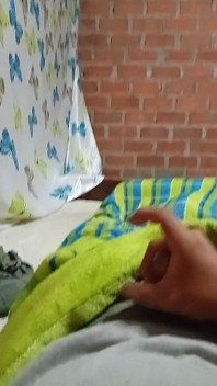 Masturbuję się samotnie w domu