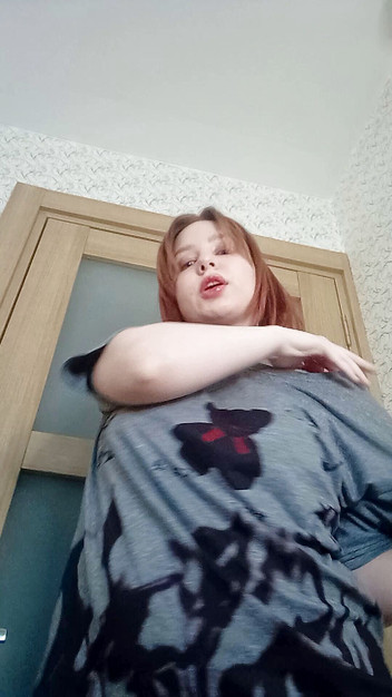 Denise Levi: Önümde oturuyorsun ve senin için dans ediyorum