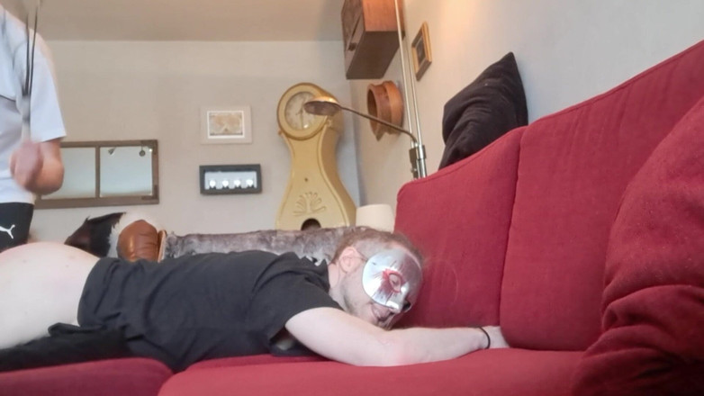 Oznob Oznofla: Cowok amatir dicambuk di tangan, kaki dan pantat