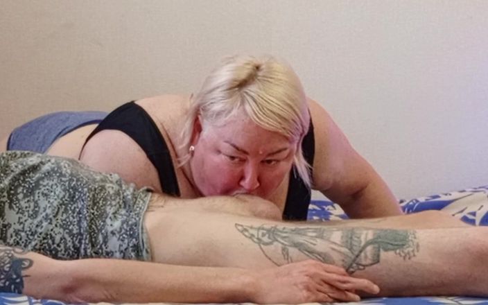 Zona901: Mama vitregă îmi suge pula până când ejaculez în gura ei cu...