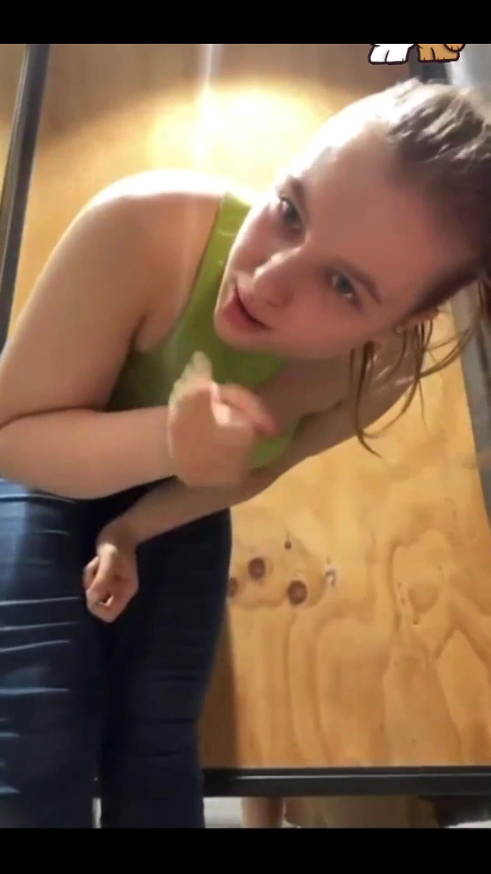 JuiceLussie: Прогулянка з вібратором у пизду на публіці