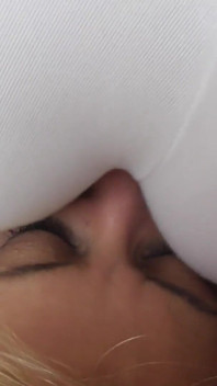 La cara de una milf cachonda sentada uno al otro