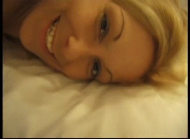 Flash Model Amateurs: Amateur blonde schoonheid speelt met haar natte kut