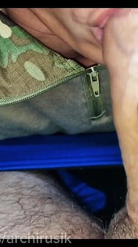 ฉันเกลี้ยกล่อมทหารให้ดูดควยฉัน เราซ่อนตัวอยู่ในป่าและกินน้ําเงี่ยนให้กัน