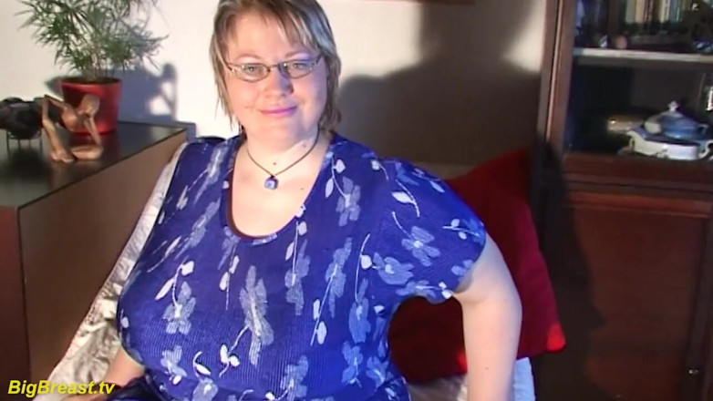 Big Breast: Napalona BBW dojrzała bawi się swoimi ekstremalnymi potwornymi piersiami