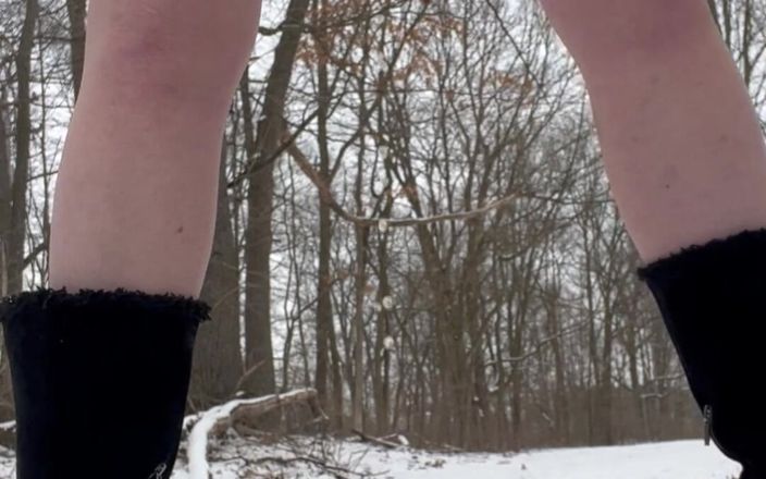 Jada Sunkiss: PAWG Pissing in the Snow