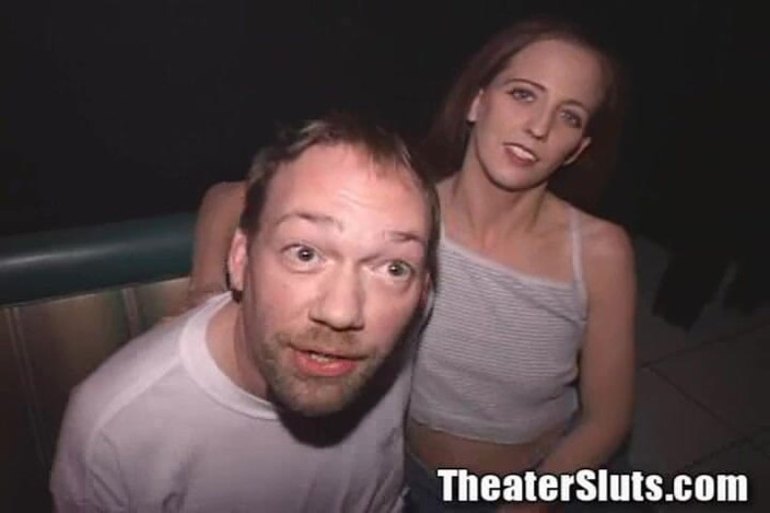 Theater Sluts: 肛交群交苗条熟女在色情剧院群交群交