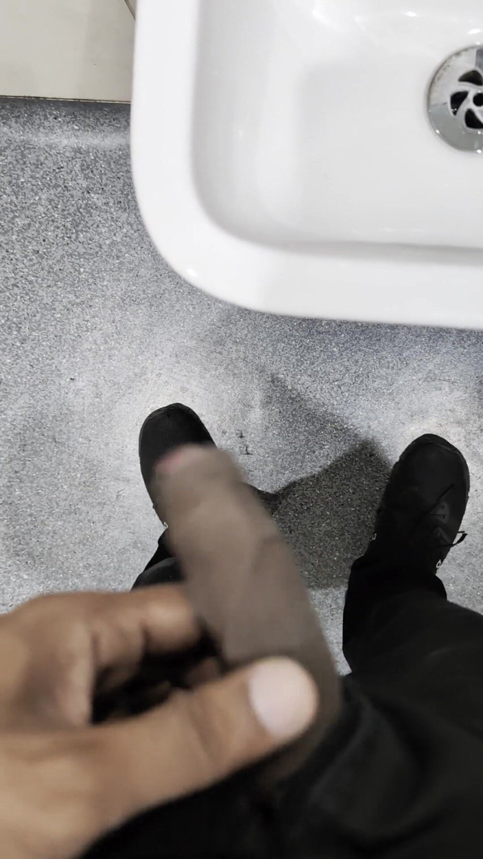 Mrhorny4u96: Spelen met pik in openbaar toilet, niet klaarkomen