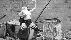 The adventures of Kylie Britain: Moczenie mokrej zabawy