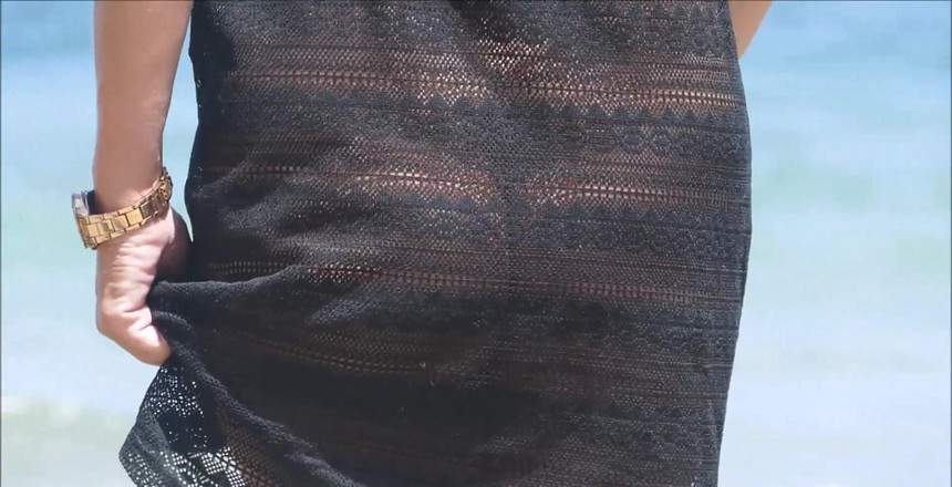 Natalie K: シースルーのドレスとノーパンでビーチフロントを歩き、ドレスを脱ぎます