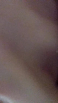Täglicher selbstgedrehter striptease mit masturbation in nahaufnahme