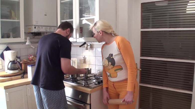 Femdom Austria: Koken onder strikt toezicht