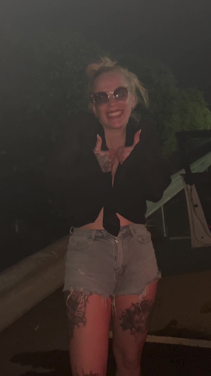 June695: Doccia dorata su una strada