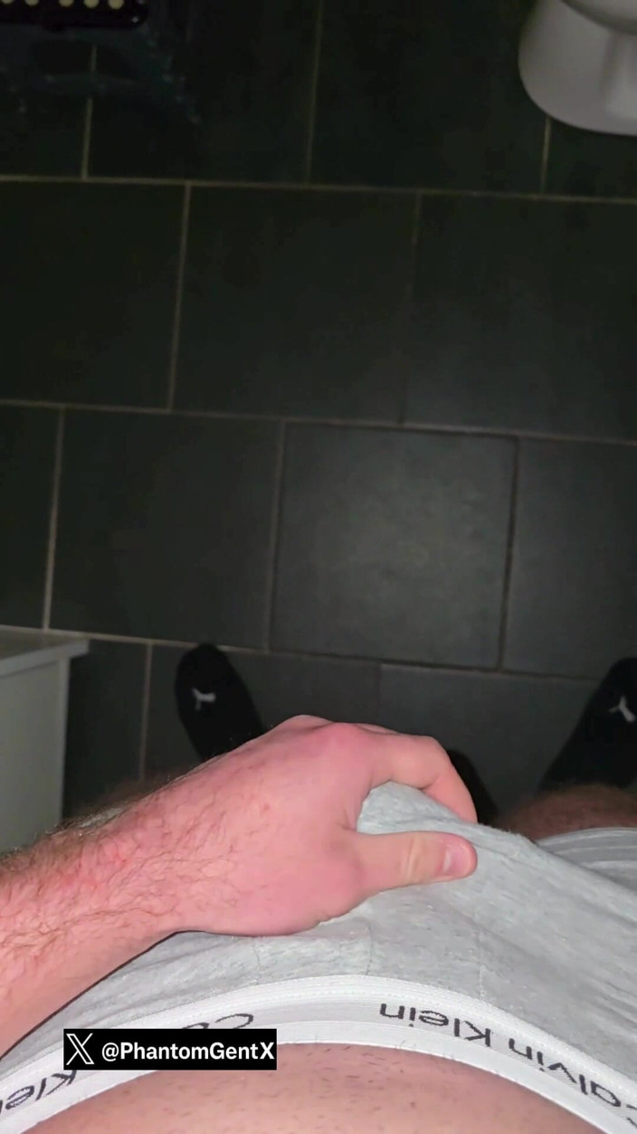 PhantomGentX: Dominant PhantomGentx kışkırtıcı edepsiz konuşma ile kalın yarağı okşuyor
