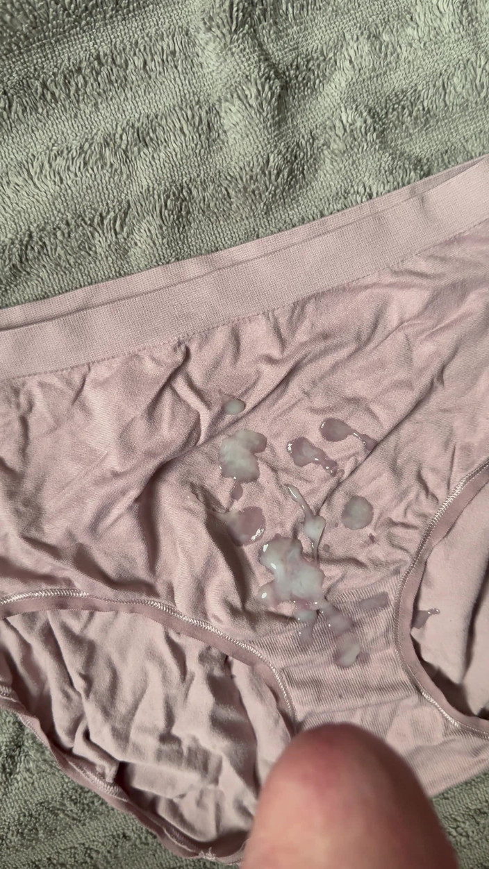 CumDaily: Ejaculare pe chiloții soției 8