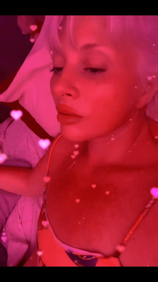 PaintedRose: Cine e deasupra?