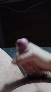 Masturbacja wielkiego kutasa aż do wytrysku - zbliżenie POV