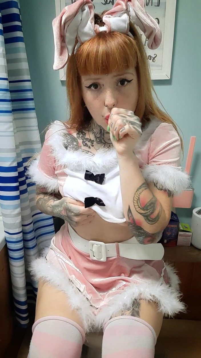 Yourfavecumslut: Entzückendes häschen liebt es, goldenshower zu geben