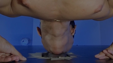 deepthroatec: Sucer Une Énorme Bite Noire Dans Un Glory Hole