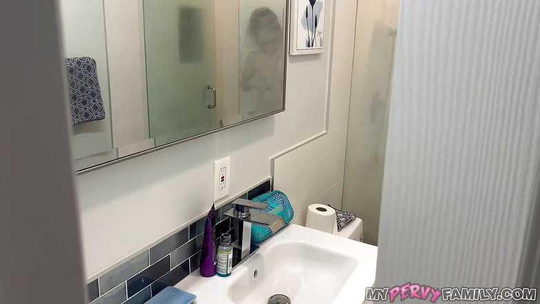 My Pervy Family: Даю рыжей сводной сестренке грубый трах и кримпай в ванной - Нала Брукс