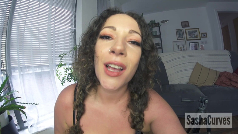 Sasha Curves: Giantess znajduje nie chętnego zwierzaka