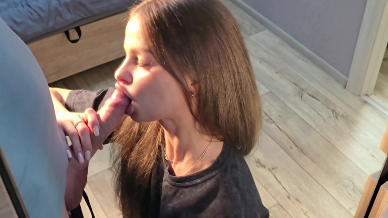 S-Wife Katy: Thổi kèn sâu trước gương.